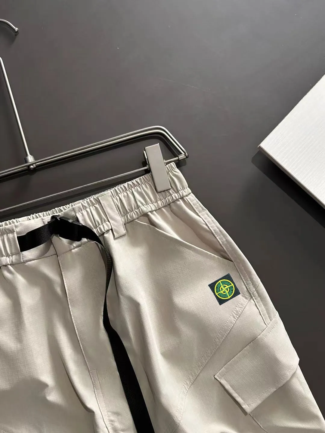 Next day shipment P360 Stone Island/Stone lsland 2025 spring and summer new elastic band casual solid color legged trousers, the trouser hem is stitched with two stitches, the stitching is fine and firm, the counter-customized fabric is highly breathable and comfortable, and the details are impeccable. The brand element design concept reflects high quality. It feels delicate and soft! It presents a casual cut and the upper body shape is great! Size: M-3XXL